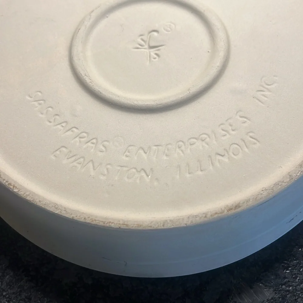 Round Cream stoneware Baking Dish. Looks new. 11x2 Even crispy cooking. Pies etc